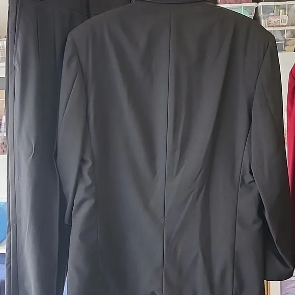 Elegant Black Men's Tuxedo with Satin Lapel